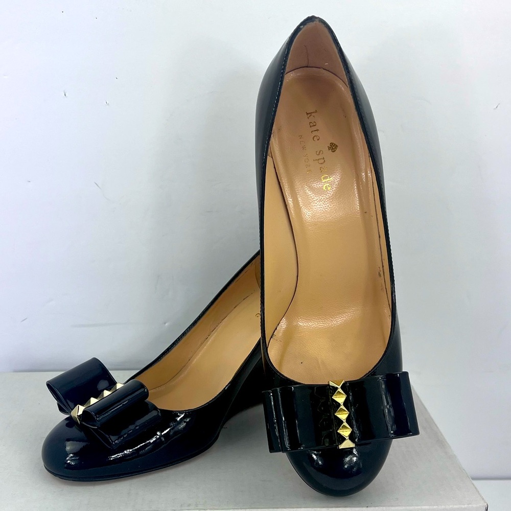 KATE SPADE NEW YORK VERO CUOCI BOWTIE WEDGES PUMPS, BLK PATENT LEATHER, SIZE 7B